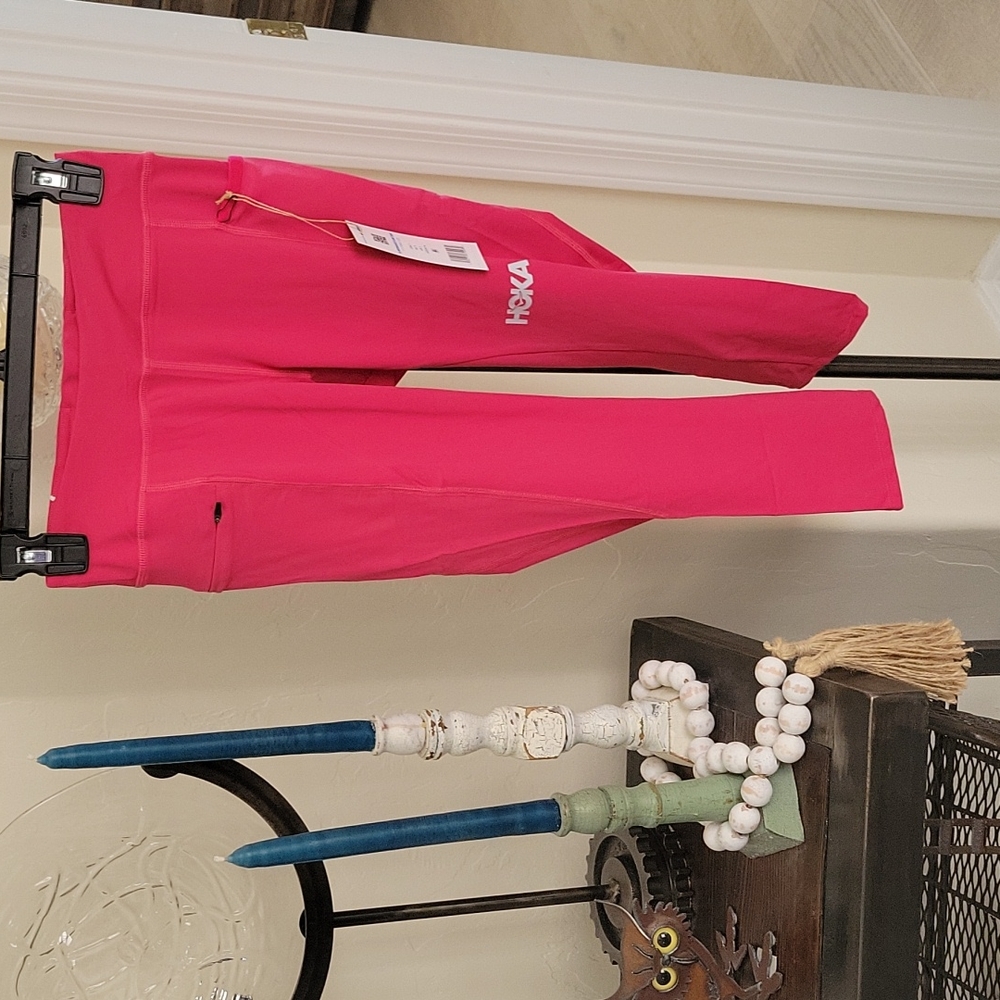 Hoka One Performance Capri tight small Hot pink.  NWT zipper side pocket